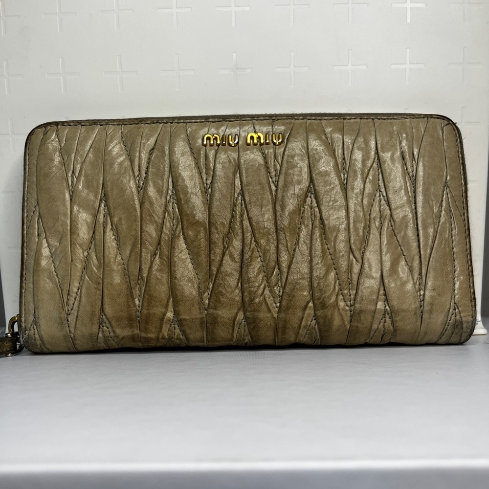 Miu Miu Mátelasse Long Zip Around Wallet